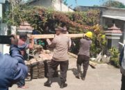 Polsek Kepung Polres Kediri Bersama Relawan dan Warga Gelar Kerja Bakti Bersihkan Sisa Puting Beliung