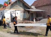 Polsek Ngronggot dan Warga Gotong Royong Bedah Rumah Warga Banjarsari