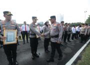Kapolda Jatim Beri Penghargaan untuk 263 Personel dan KPLB bagi Bripda Ahmad Ricky