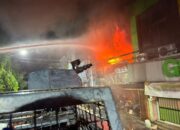 Water Cannon Polres Kediri Kota Berjibaku Padamkan Kebakaran Toko Perabotan di Jalan Dhoho