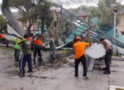TNI – Polri Dan Warga Gelar Kerja Bakti Bersihkan Reruntuhan Atap Stadion Gelora Penataran Pasca Bencana