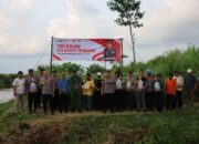 Jaga Ekosistem Sungai, Kapolres Tulungagung Tebar 5.000 Benih Ikan Tombro di Sungai Ngrowo.