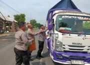 Jumat Berkah, Polsek Jatikalen Bagikan Nasi Bungkus untuk Warga Sekitar 15 Jumat Berkah, Polsek Jatikalen Bagikan Nasi Bungkus untuk Warga Sekitar