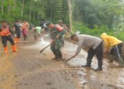 Babinsa Koramil 0808/13 Doko Bersama Warga Gotong Royong Bersihkan Material Longsor di Desa Resapombo