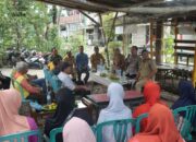 Kapolres Nganjuk Cangkruk Bareng Forkopimcam dan Kades se-Kecamatan Berbek, Sekaligus Salurkan Bantuan Sosial