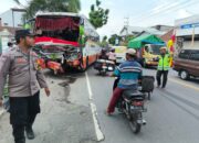 Personel Polsek Kedungwaru dan Unit Laka Lantas Polres Tulungagung Lakukan Olah TKP Kecelakaan di Jalan Pahlawan