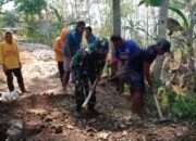 Bersama Warga Binaan, Serka Rusmono Kerja Bakti Merabat Jalan Penghubung Antar Desa