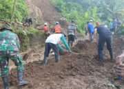 Gerak Cepat Babinsa Bersama Warga Bersihkan Material Longsor, Jalan  Penghubung antar Dusun Kembali Terbuka