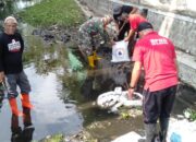 Babinsa Sukorejo Gotong Royong Bersama Warga Buat Tanggul Penahan Abrasi Di Sungai Kepanjenkidul
