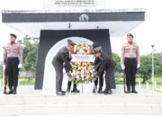 Hari Pahlawan, Kapolres Kediri beserta Wakil Bupati dan Ketua Bhayangkari Cab. Kediri Ziarah dan Tabur Bunga di TMP Canda Bhirawa Pare