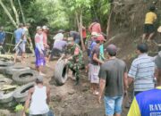 Babinsa Koramil 0808/15 Gandusari Dampingi Warga Bangun Jembatan Gantung dari Bambu