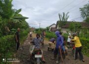 Tingkatkan Kualitas Infrastruktur Desa Serda Heru Bersama Warga Gotong Royong Pengurukan Jalan