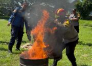 Tingkatkan Kesiapsiagaan, Bhabinkamtibmas Polres Kediri Kota Dilatih Penanganan Kebakaran Langsung oleh Damkar