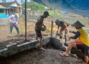 Babinsa Ngadirejo Bantu Perehaban Rumah Dan MCK Warga