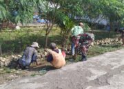 Babinsa Desa Dawuhan Sertu Fanda Bersama Warga Gelar Kerja Bakti Bersihkan Lingkungan