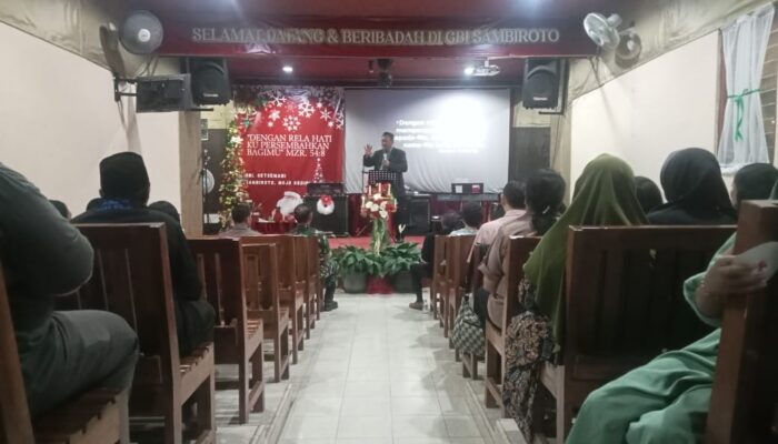 Wujudkan Toleransi, Tiga Pilar Kecamatan Mojo Hadiri Perayaan Natal di GBI Getsemani Sambiroto