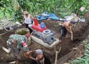 Babinsa Desa Boro Bersama Poktan Makmur Perbaiki Diesel Pompa Pertanian