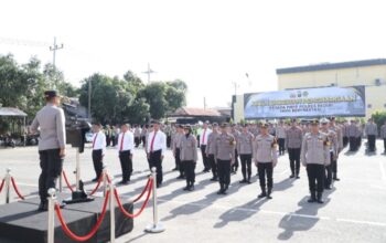 Kapolres Kediri Beri Penghargaan 69 Personel Berprestasi 10 Kapolres Kediri Beri Penghargaan 69 Personel Berprestasi