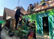 Babinsa Kepanjenkidul Bersama Warga Gotong Royong Renovasi Rumah Warga