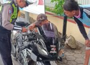Personel Unit Turjagwali Satlantas Polres Kediri Kota,Bantu Kendaraan Warga Yang Mogok Karena Patah Kunci Saat Isi BBM