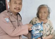 Bhabinkamtibmas Polsek Mojoroto Salurkan Bantuan Beras untuk Lansia di Kelurahan Dermo