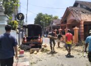 Babinsa Karangtengah, Sigap Bantu Evakuasi Rumah Warga Tertimpa Pohon Tumbang Akibat Angin Kencang