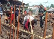 Wujud Manunggal Dengan Rakyat, Babinsa Desa Pikatan Bantu Bangun Rumah Warga Binaannya