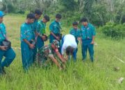 Babinsa Ngeni Bersama Siswa SMPN 2 Wonotirto Tanam Bibit Trembesi Mendukung Program Bersatu Dengan Alam