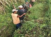 Bersihkan Saluran Irigasi Sawah, Sertu Yudha Gotong Royong Bersama Warga Desa Ngreco