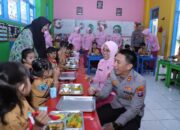 Kapolres Kediri Kota dan Ketua Pengurus Yayasan Kemala Bhayangkari Cabang Kediri Kota Kunjungi TK Kemala Bhayangkari, Pantau Pendistribusian MBG