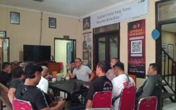 Puluhan Ketua LSM Kediri Raya Geruduk Polsek Gampengrejo, Kawal Laporan Korban Intimidasi "Preman Hutang Fiktif" 10 Puluhan Ketua LSM Kediri Raya Geruduk Polsek Gampengrejo, Kawal Laporan Korban Intimidasi “Preman Hutang Fiktif”