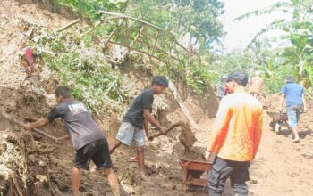 Talut Jalan Di Desa Semen Longsor Akibat Hujan Deras, Babinsa Dan Warga Gerak Cepat Kerja Bakti 11 Talut Jalan Di Desa Semen Longsor Akibat Hujan Deras, Babinsa Dan Warga Gerak Cepat Kerja Bakti