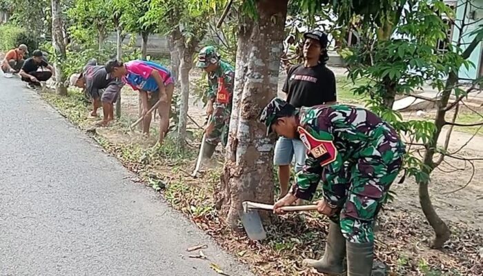 Wujudkan Lingkungan Asri, Babinsa Pakunden Ajak Warga Gotong Royong Dalam Jumat Bersih