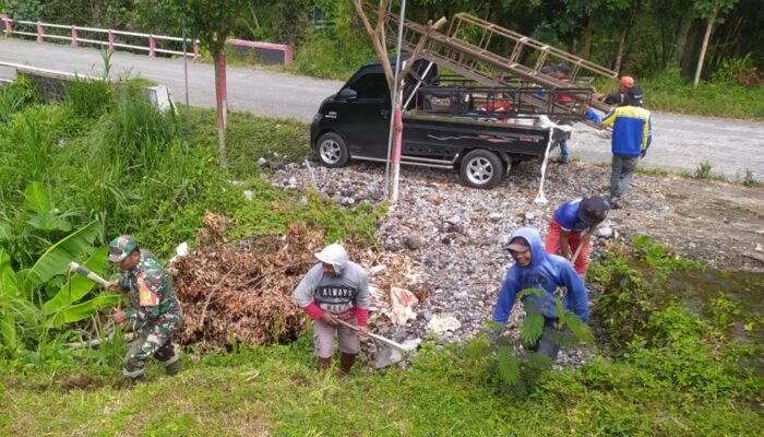 Pererat Silaturahmi, Babinsa Karangrejo Dan Warga Dusun Sumberjo Kompak Kerja Bakti Bersihkan Lingkungan