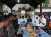 Satgas TMMD Ke 127 Kodim 0808/Blitar Laksanakan Komsos Dengan Tokoh Agama Hindu Di Desa Krisik