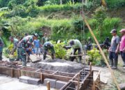 TMMD Ke 127 Kodim 0808/Blitar Dan Warga Gotong Royong Cor Pondasi Rumah Mbah Mujinah