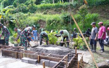 TMMD Ke 127 Kodim 0808/Blitar Dan Warga Gotong Royong Cor Pondasi Rumah Mbah Mujinah