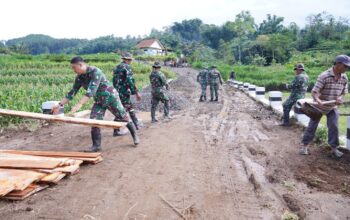 Melalui TMMD Ke 127 Kodim 0808/Blitar, Jalan Desa Di Gandusari Dibangun Permanen Untuk Dukung Aktivitas Warga 10 Melalui TMMD Ke 127 Kodim 0808/Blitar, Jalan Desa Di Gandusari Dibangun Permanen Untuk Dukung Aktivitas Warga