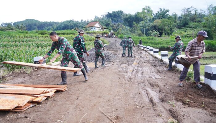 Melalui TMMD Ke 127 Kodim 0808/Blitar, Jalan Desa Di Gandusari Dibangun Permanen Untuk Dukung Aktivitas Warga