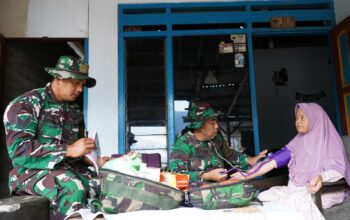 Door to Door. Satgas TMMD Ke 127 Kodim 0808/Blitar Beri Layanan Kesehatan Bagi Masyarakat Desa Krisik 12 Door to Door. Satgas TMMD Ke 127 Kodim 0808/Blitar Beri Layanan Kesehatan Bagi Masyarakat Desa Krisik
