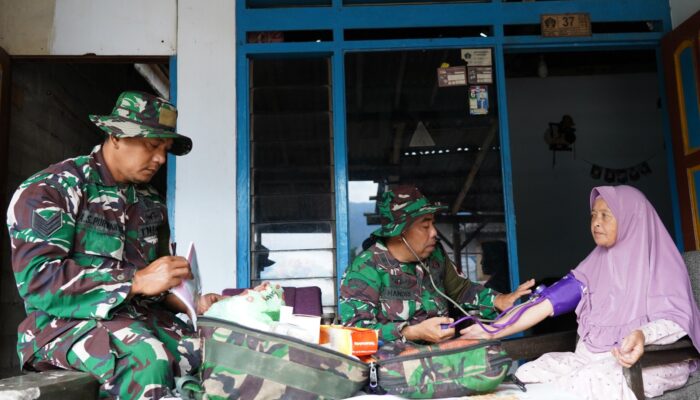 Door to Door. Satgas TMMD Ke 127 Kodim 0808/Blitar Beri Layanan Kesehatan Bagi Masyarakat Desa Krisik