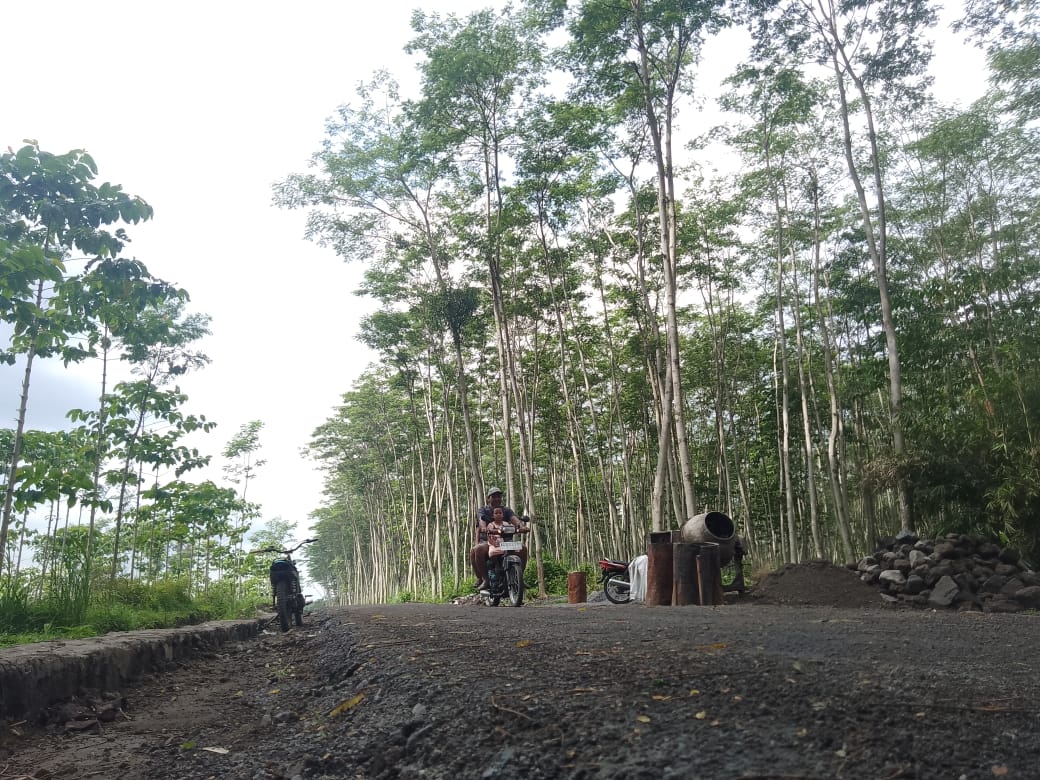 TMMD ke-127 Kodim 0809/Kediri Bangun Jalan Tembus 1,657 Meter, Progres 60 Persen 1 IMG 20260219 WA0090