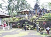 Wujud Toleransi, Satgas TMMD Ke 127 Kodim 0808/Blitar Bersihkan Pura Agung Arga Sonya