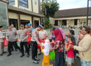 Tebar Kebaikan di Bulan Suci, Polres Kediri Kota Rutin Bagikan Takjil Gratis di Depan Mako