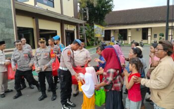 Tebar Kebaikan di Bulan Suci, Polres Kediri Kota Rutin Bagikan Takjil Gratis di Depan Mako 12 Tebar Kebaikan di Bulan Suci, Polres Kediri Kota Rutin Bagikan Takjil Gratis di Depan Mako