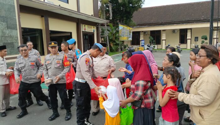 Tebar Kebaikan di Bulan Suci, Polres Kediri Kota Rutin Bagikan Takjil Gratis di Depan Mako