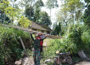 Bahu Membahu Pasang Genteng RTLH, Satgas TMMD Ke 127 Kodim 0808/Blitar Dan Warga Tunjukkan Kekompakan