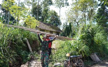Bahu Membahu Pasang Genteng RTLH, Satgas TMMD Ke 127 Kodim 0808/Blitar Dan Warga Tunjukkan Kekompakan