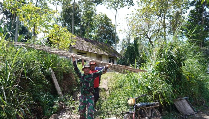 Bahu Membahu Pasang Genteng RTLH, Satgas TMMD Ke 127 Kodim 0808/Blitar Dan Warga Tunjukkan Kekompakan