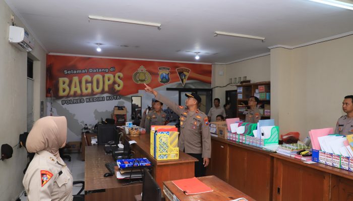 Wakapolres Kediri Kota Turun Langsung Awasi Gerakan ASRI, “1 Jam Awal Resik” Jadi Budaya Kerja Baru